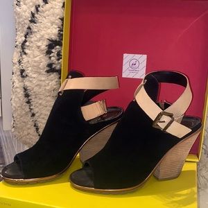 Kenneth Cole Reaction Black Bootie Size 8